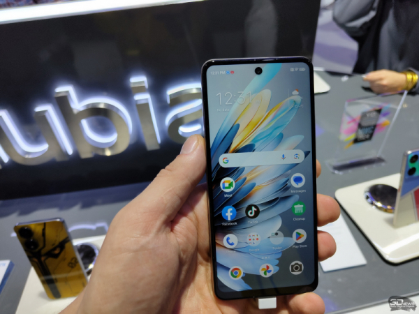 ZTE показала музыкальный смартфон Nubia Music с огромным внешним динамиком и светомузыкой