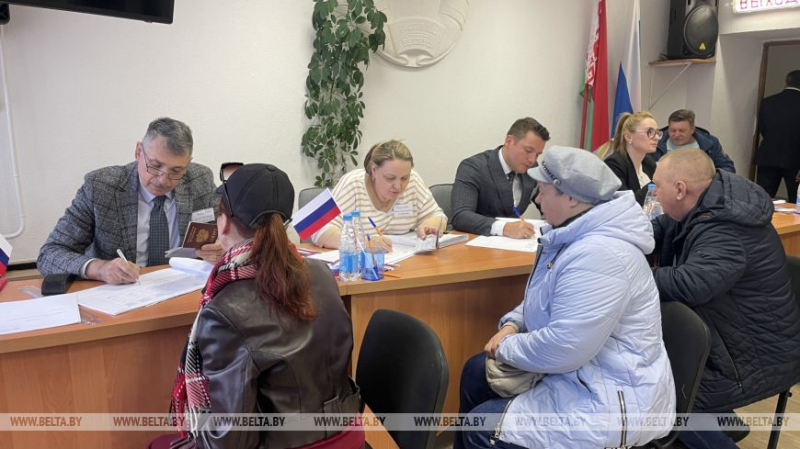 В Беларуси завершают работу участки для голосования на выборах президента РФ  3