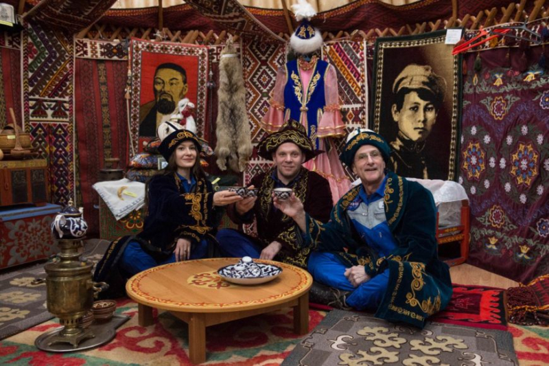 Василевская и Ленкова возложили цветы к памятникам первопроходцам космоса  3