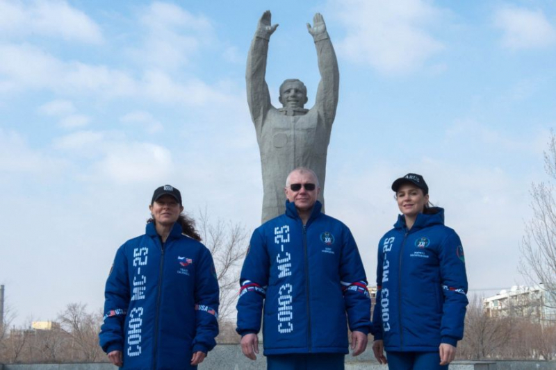 Василевская и Ленкова возложили цветы к памятникам первопроходцам космоса  3