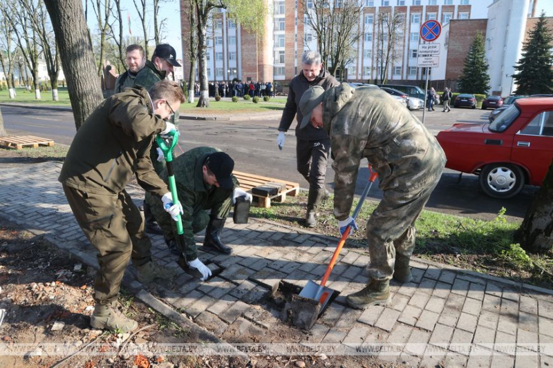 ФОТОРЕПОРТАЖ: Республиканский субботник проходит в Беларуси