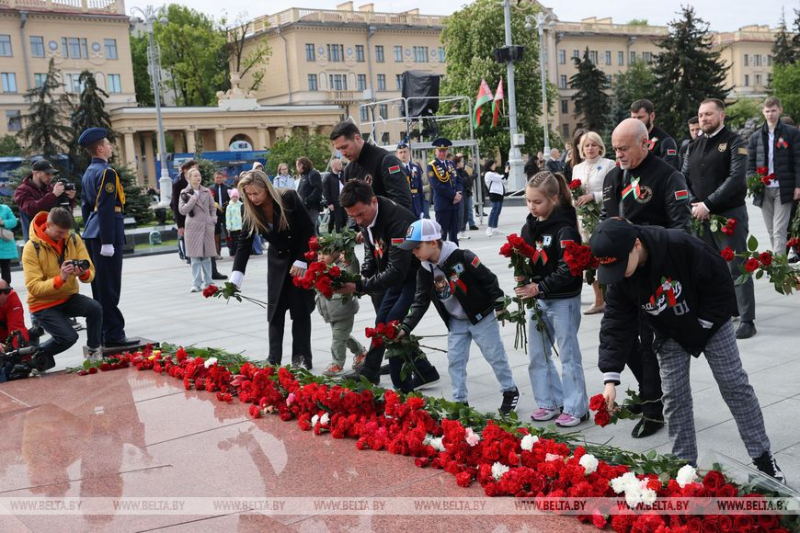 ФОТОФАКТ: Народное возложение цветов проходит у монумента Победы в Минске (ОБНОВЛЯЕТСЯ)
