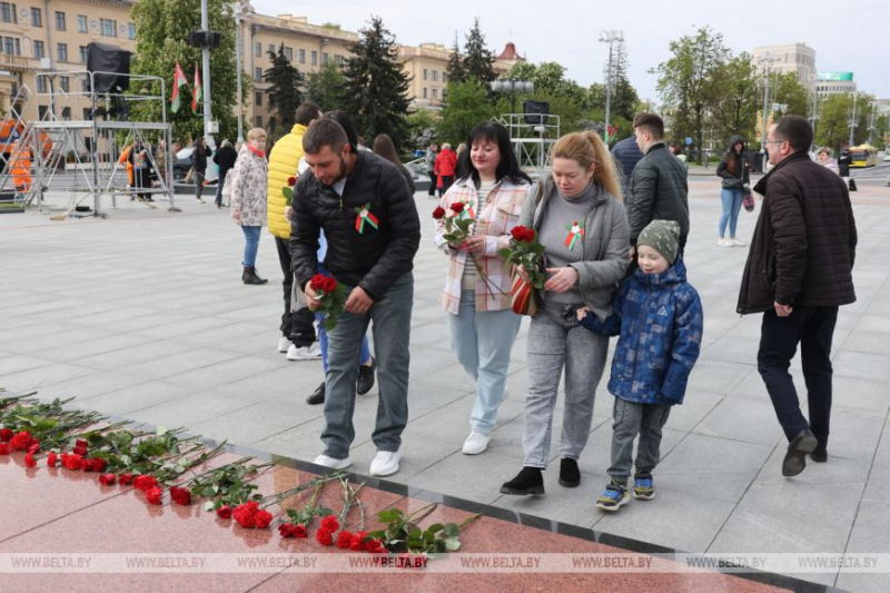 ФОТОФАКТ: Народное возложение цветов проходит у монумента Победы в Минске (ОБНОВЛЯЕТСЯ)