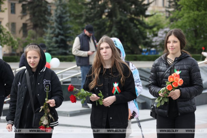 ФОТОФАКТ: Народное возложение цветов проходит у монумента Победы в Минске (ОБНОВЛЯЕТСЯ)