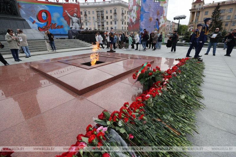 ФОТОФАКТ: Народное возложение цветов проходит у монумента Победы в Минске (ОБНОВЛЯЕТСЯ)