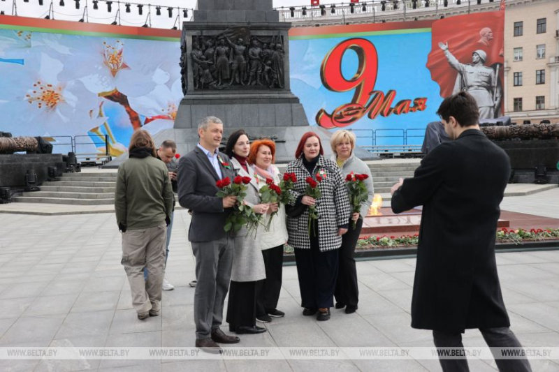 ФОТОФАКТ: Народное возложение цветов проходит у монумента Победы в Минске (ОБНОВЛЯЕТСЯ)