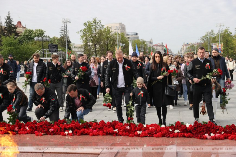 ФОТОФАКТ: Народное возложение цветов проходит у монумента Победы в Минске (ОБНОВЛЯЕТСЯ)