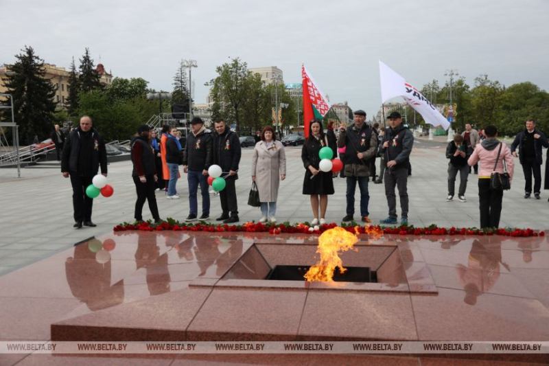ФОТОФАКТ: Народное возложение цветов проходит у монумента Победы в Минске (ОБНОВЛЯЕТСЯ)