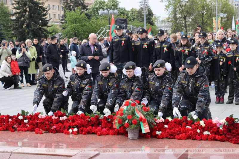 ФОТОФАКТ: Народное возложение цветов проходит у монумента Победы в Минске (ОБНОВЛЯЕТСЯ)