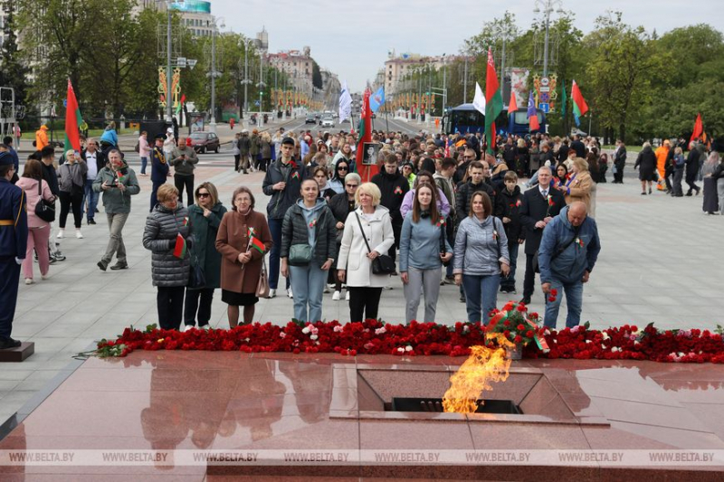 ФОТОФАКТ: Народное возложение цветов проходит у монумента Победы в Минске (ОБНОВЛЯЕТСЯ)
