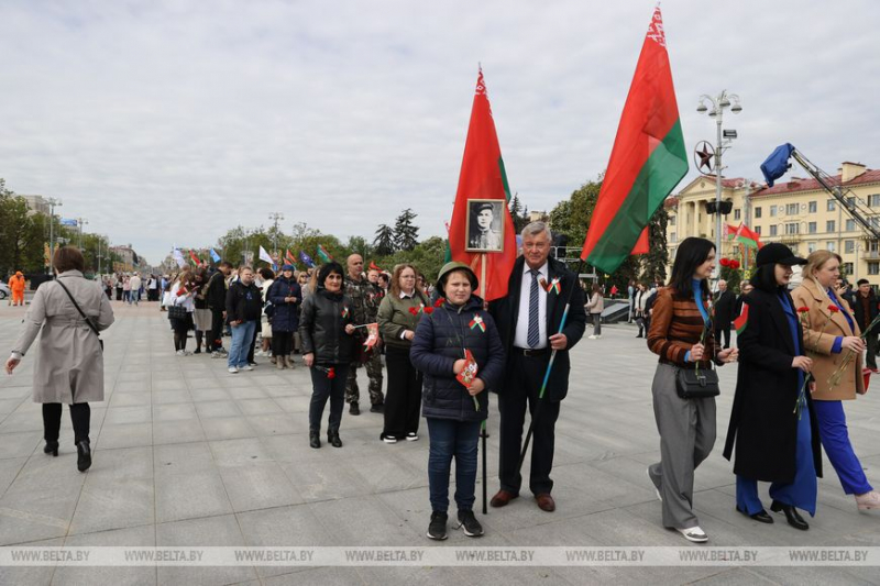 ФОТОФАКТ: Народное возложение цветов проходит у монумента Победы в Минске (ОБНОВЛЯЕТСЯ)