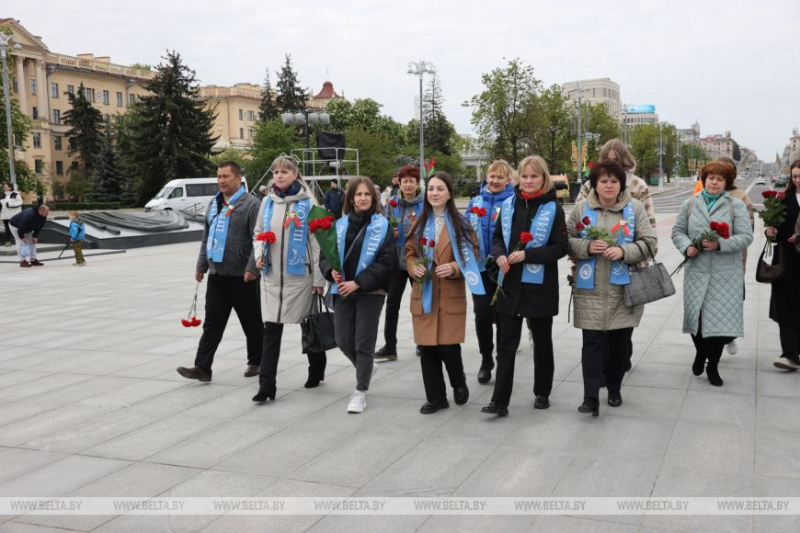 ФОТОФАКТ: Народное возложение цветов проходит у монумента Победы в Минске (ОБНОВЛЯЕТСЯ)