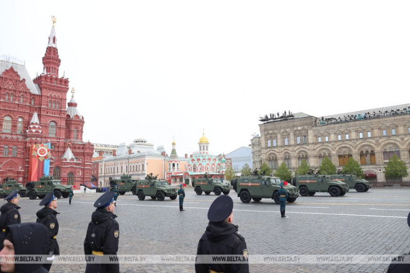 Ракетные комплексы и новейшие автомобили. Какая военная техника участвовала в параде на Красной площади