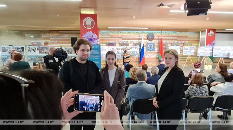 "С флагом в сердце и с флагом в кармане". Акулович о выставке БЕЛТА "Параллельные миры" в Москве