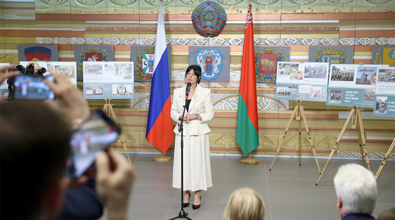"С флагом в сердце и с флагом в кармане". Акулович о выставке БЕЛТА "Параллельные миры" в Москве