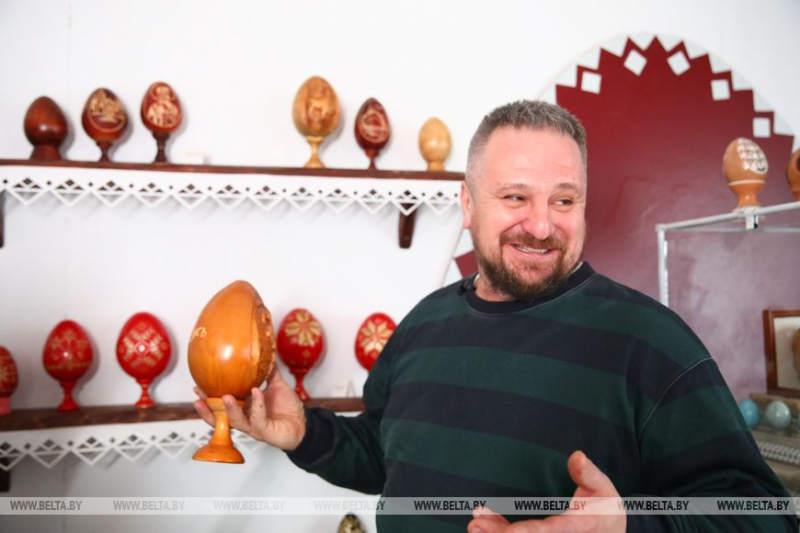 Вы когда-нибудь видели яйцо из зебрано? Мастер на Вилейщине создает необычную пасхальную коллекцию