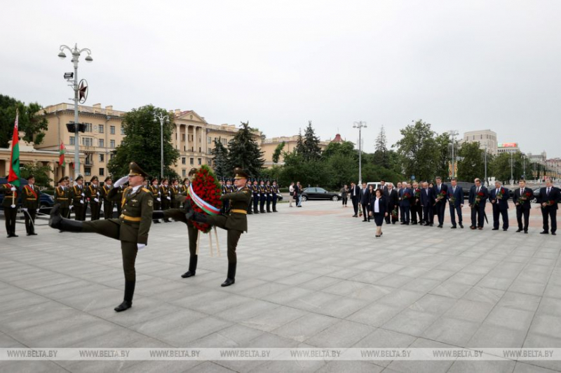 ФОТОФАКТ: Председатель Милли Меджлиса Азербайджана возложила венок к монументу Победы в Минске 3