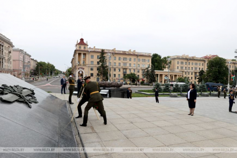 ФОТОФАКТ: Председатель Милли Меджлиса Азербайджана возложила венок к монументу Победы в Минске 3