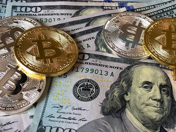 Биткойны и долларовые банкноты сша