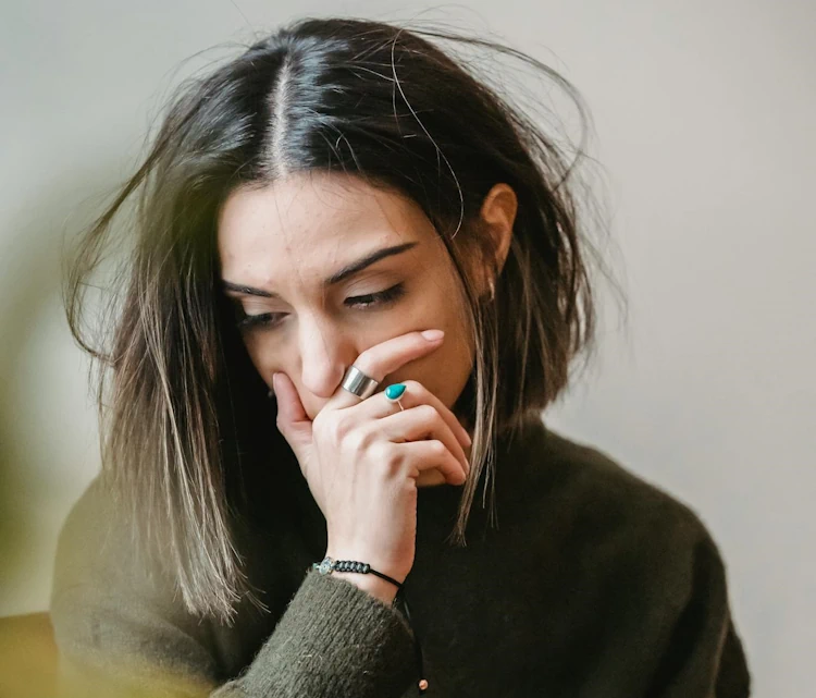 Расстроеная девушка печаль