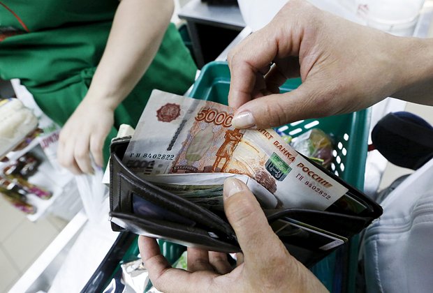 Россиянок лишают права тратить собственные деньги. Как устроена их жизнь?