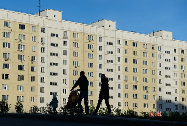 Россиянок лишают права тратить собственные деньги. Как устроена их жизнь?