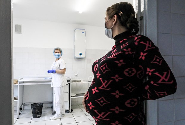 Россиянок лишают права тратить собственные деньги. Как устроена их жизнь?
