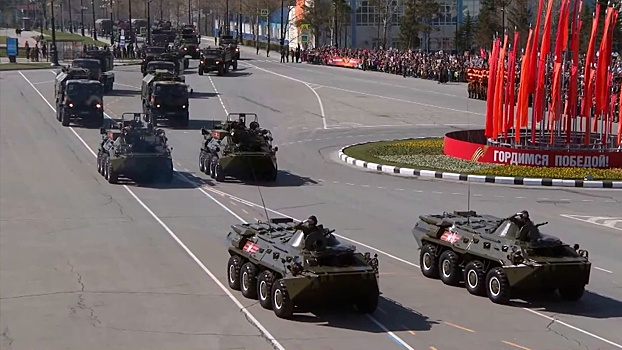 Uragany i giacinty proehali po juzhno sahalinsku na parade pobedy 8f6dc15.jpg