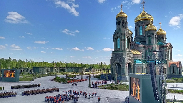 V parke patriot vysadili geoglif iz 83 tys sazhencev v chest dnja pobedy fd59037.jpg