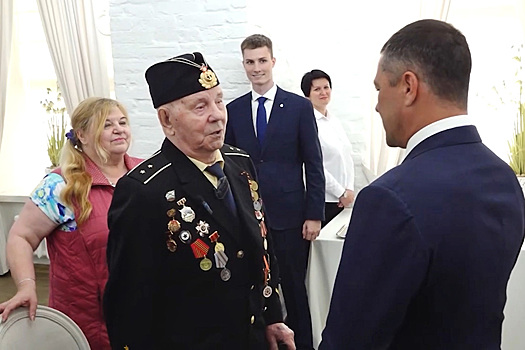 Vydvorennomu iz latvii veteranu vov vruchili rossijskij pasport 0cfaac6.jpg