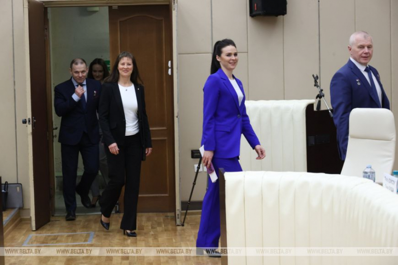 Белорусы в космосе, драники для экипажа и импульс науке. Подробности предполетной конференции космонавтов  3